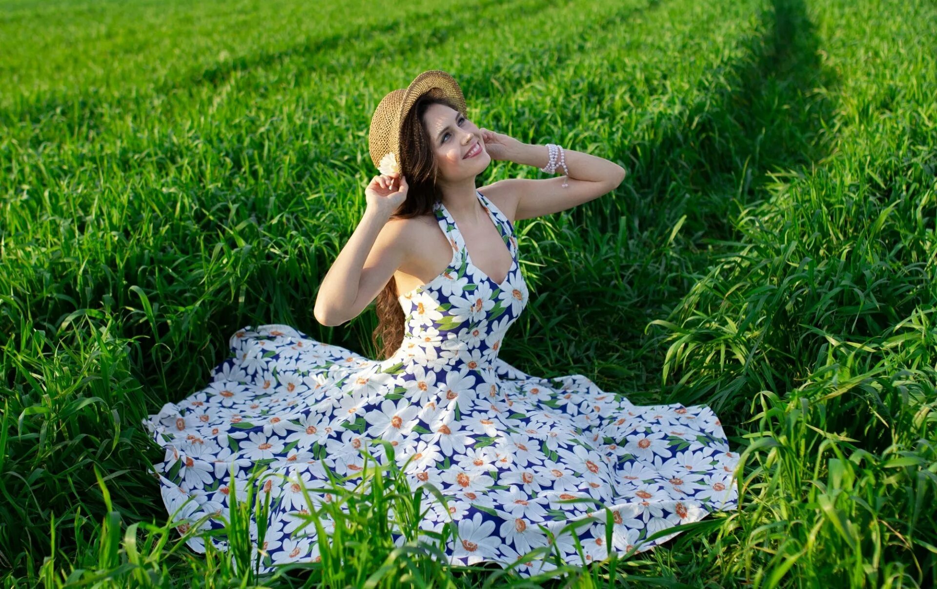 Девушка в летнем платье. Фотосессия в поле. Платье в поле. Девушка в поле. Девушка в летнем платье в поле.