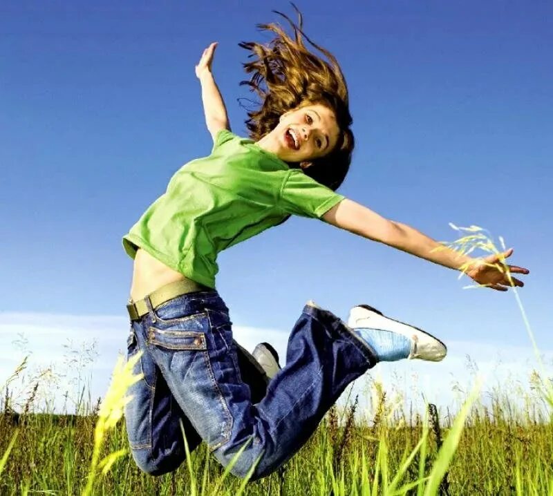 На позитиве и на движение. На позитиве и на движение. Счастливая солнечная девушка. Бег трусцой (джоггинг). Лето веселье.