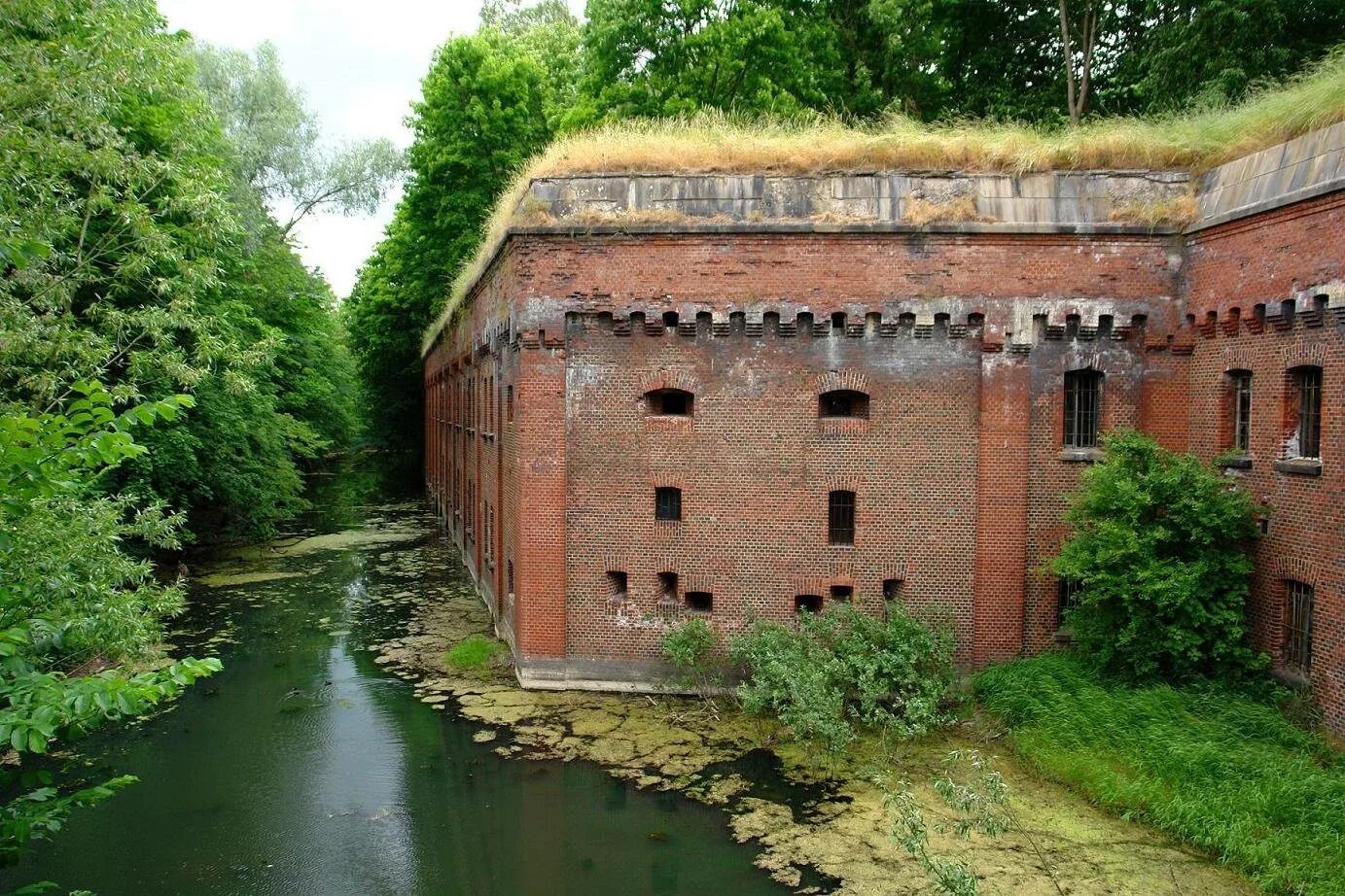 Калининград форты и крепости. Замок дамфрис и керлаверок. Земляной вал крепость. Земляной вал и ров. Противотанковый ров красный бор.