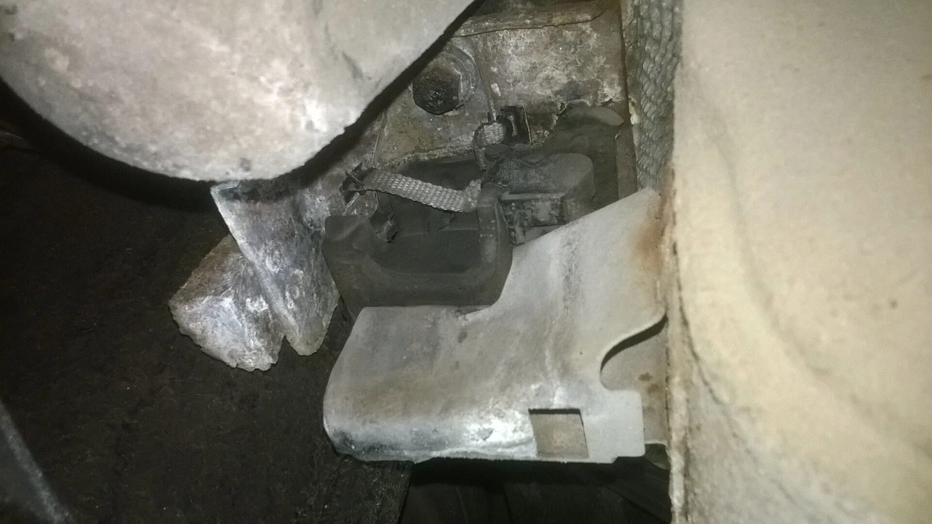 Замена глушителя меган 2. Выхлопная система рено сценик 2. Крепление выхлопной трубы рено меган 2. Глушитель рено меган 2 1. Крепление глушителя рено меган 2 универсал.