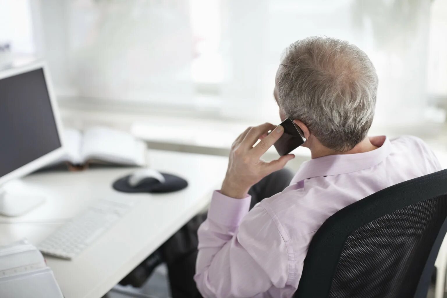 Очень уставшая женщина. Звонки коллекторов. Телефонный звонок. Позвать к телефону. Памятка телефонный этикет.