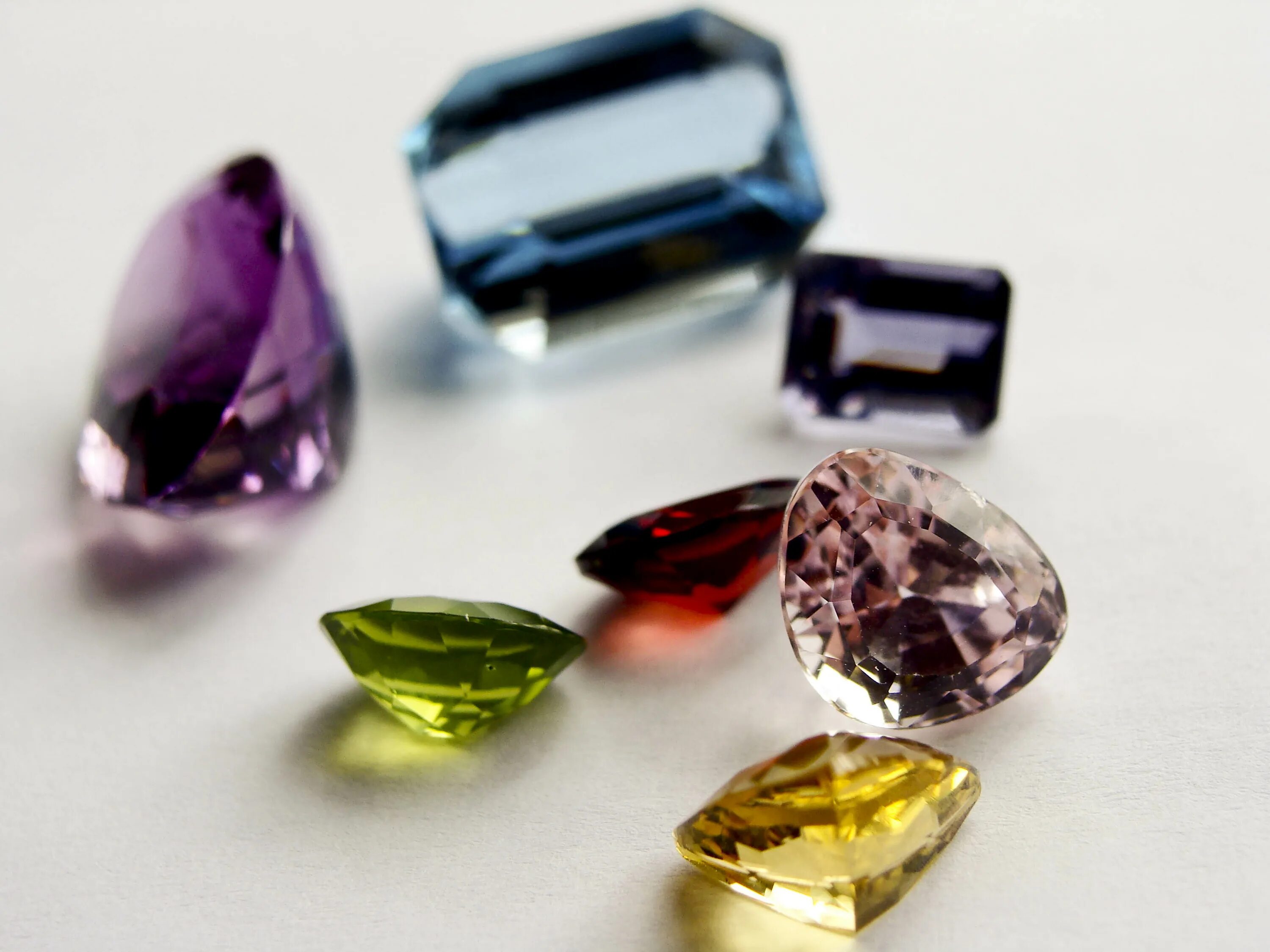 Precious stones. Камни драгоценные и полудрагоценные. Камни для украшений. Ювелирные изделия с драгоценными камнями. Полудрагоценные ювелирные камни.