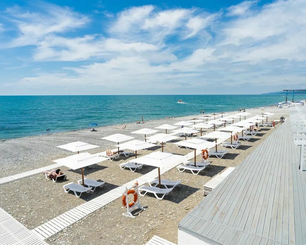 Лучезарный резорт апарт отель. Заполярье сочи 2022. Апарт отель лучезарный в лоо. Лучезарный резорт лоо. Пляж санатория заполярье сочи.