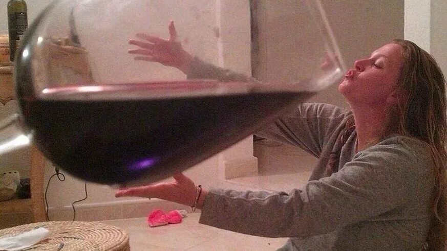 Мамы пьют вино. Огромный бокал вина. Огромный бокал. Большой бокал для вина. Красивый большой стакан.
