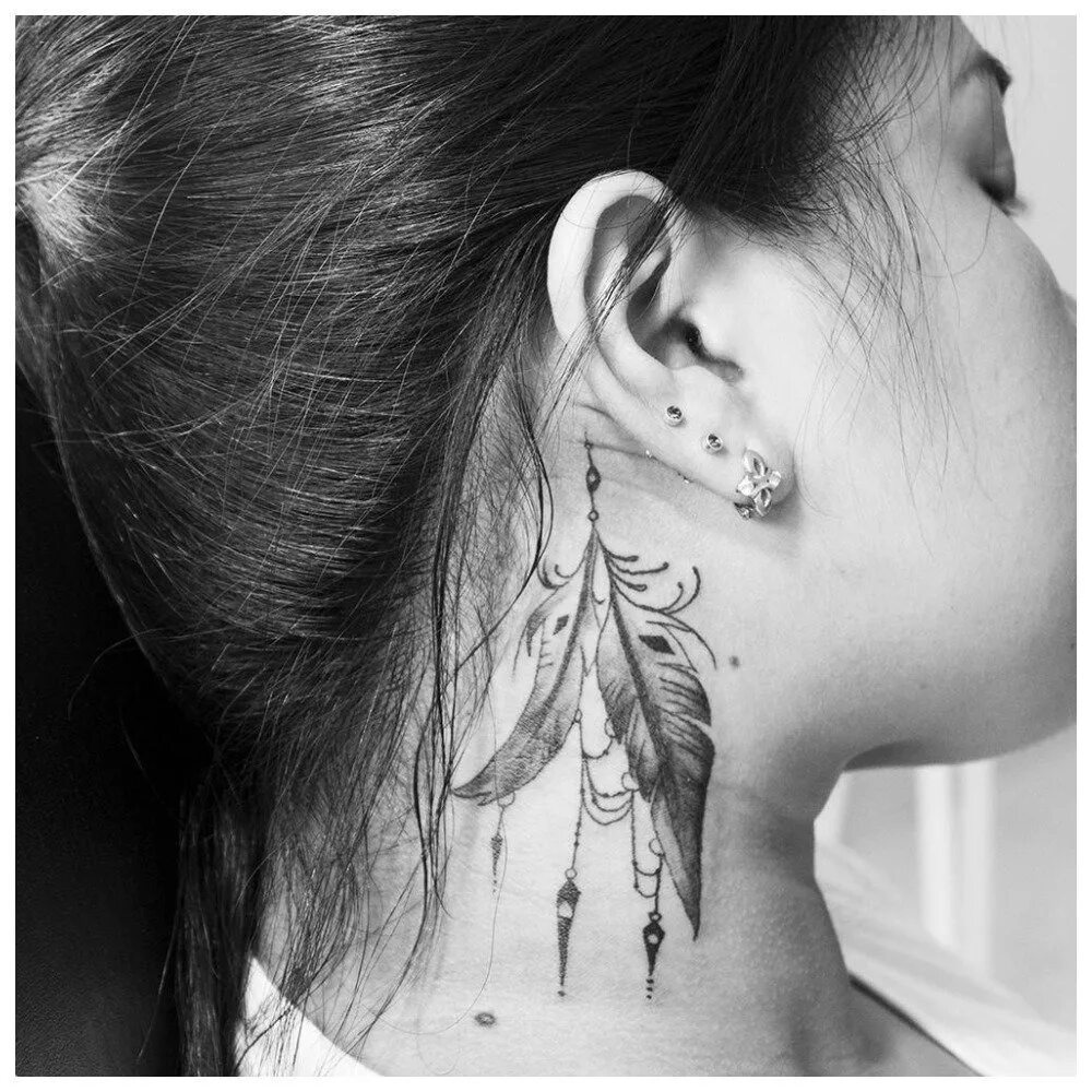 Эскизы на шею девушке. Тату мотылек на шее. Тату на шею маленькую. Тату на шее. Готические узоры.