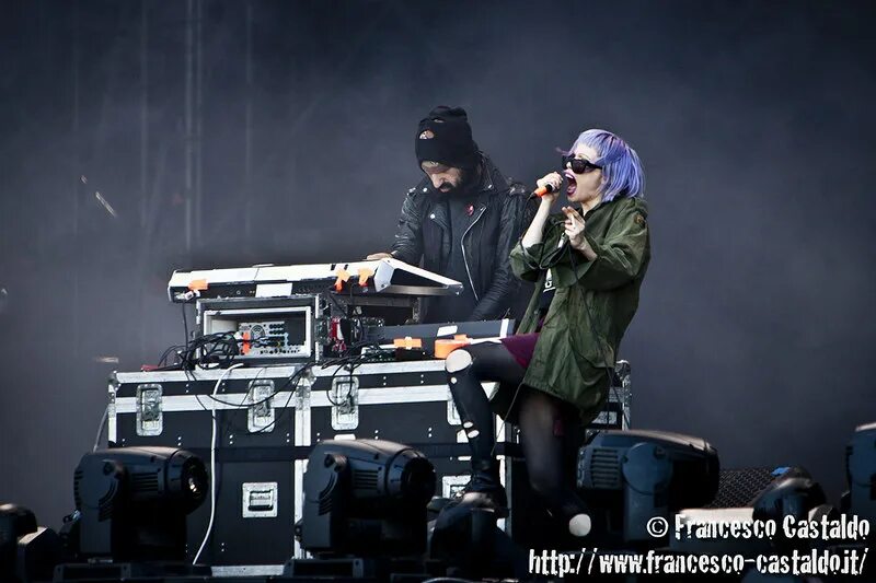 Crystal castles loop. Crystal castles абу. кристал кастлс 2025. crystal castles академия. на синтезаторе crystal castles.