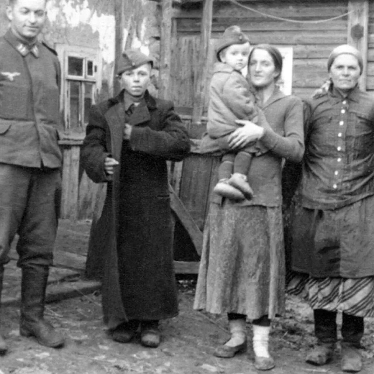 1941 год фашисты на оккупированной территории ссср. Дети на оккупированной территории. Дети на оккупированной территории. Женщина в деревне в годы войны. Условия жизни в оккупации.