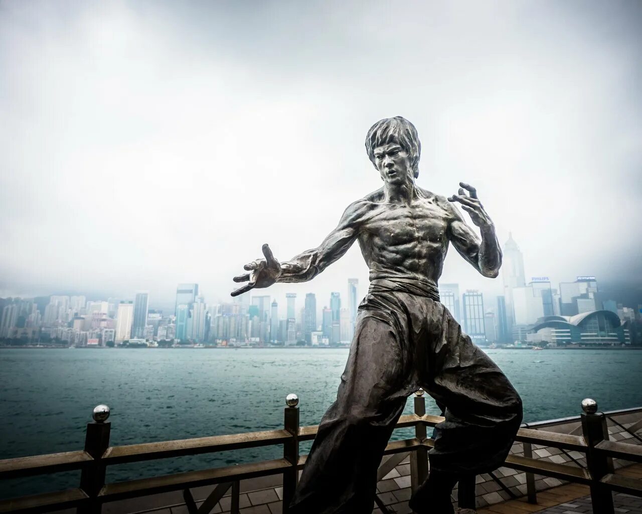 Bruce Lee статуя. Памятник Брюсу ли в Гонконге. Статуя Брюса ли в Гонконге. Фотографии памятника Брюс ли. Брюс город