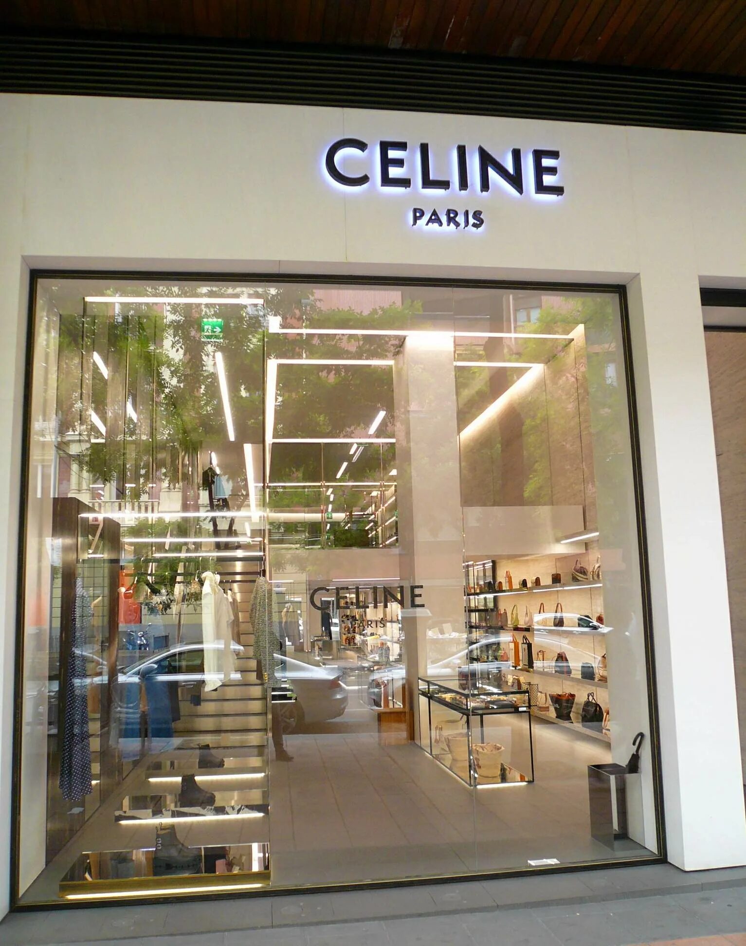 Бутик celine в париже. Бутик селин в париже. Эстетика старого celine. Celine бутики. Celine бутики.