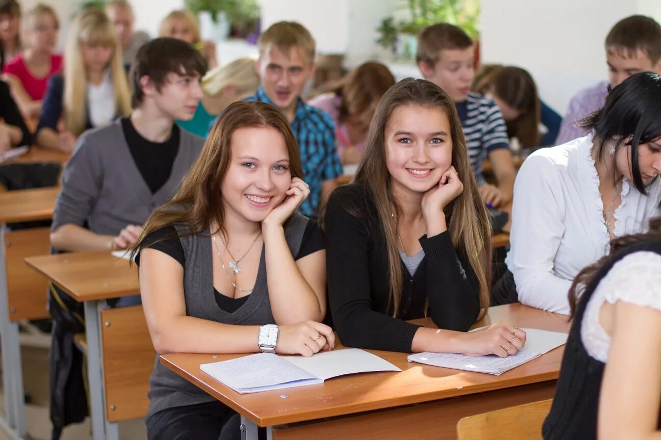 Классе 10 человек. Ученики колледжа. Ученики 11 класса. Старшеклассники за партой. Ученик 10 класса.