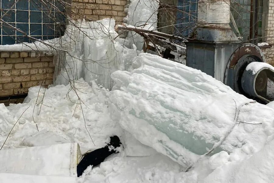 Будут снега на снега падать. Ограждение лентой от сосулек. Ограждение лентой от сосулек. Ограждения от сосулек. Машина в сугробе.