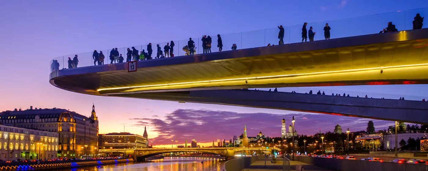 Парк зарядье аттракцион полет. Лететь над москвой. Самолет над москвой. Лететь над москвой. Парк зарядье медиацентр полет.