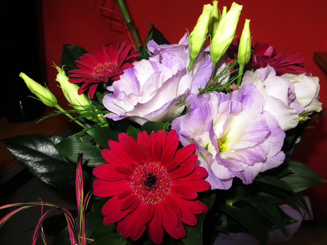 Фото цветов на столе реальные. Букет цветов. Красивый букет цветов. Красивый букет разных цветов. Крупные цветы для букета.