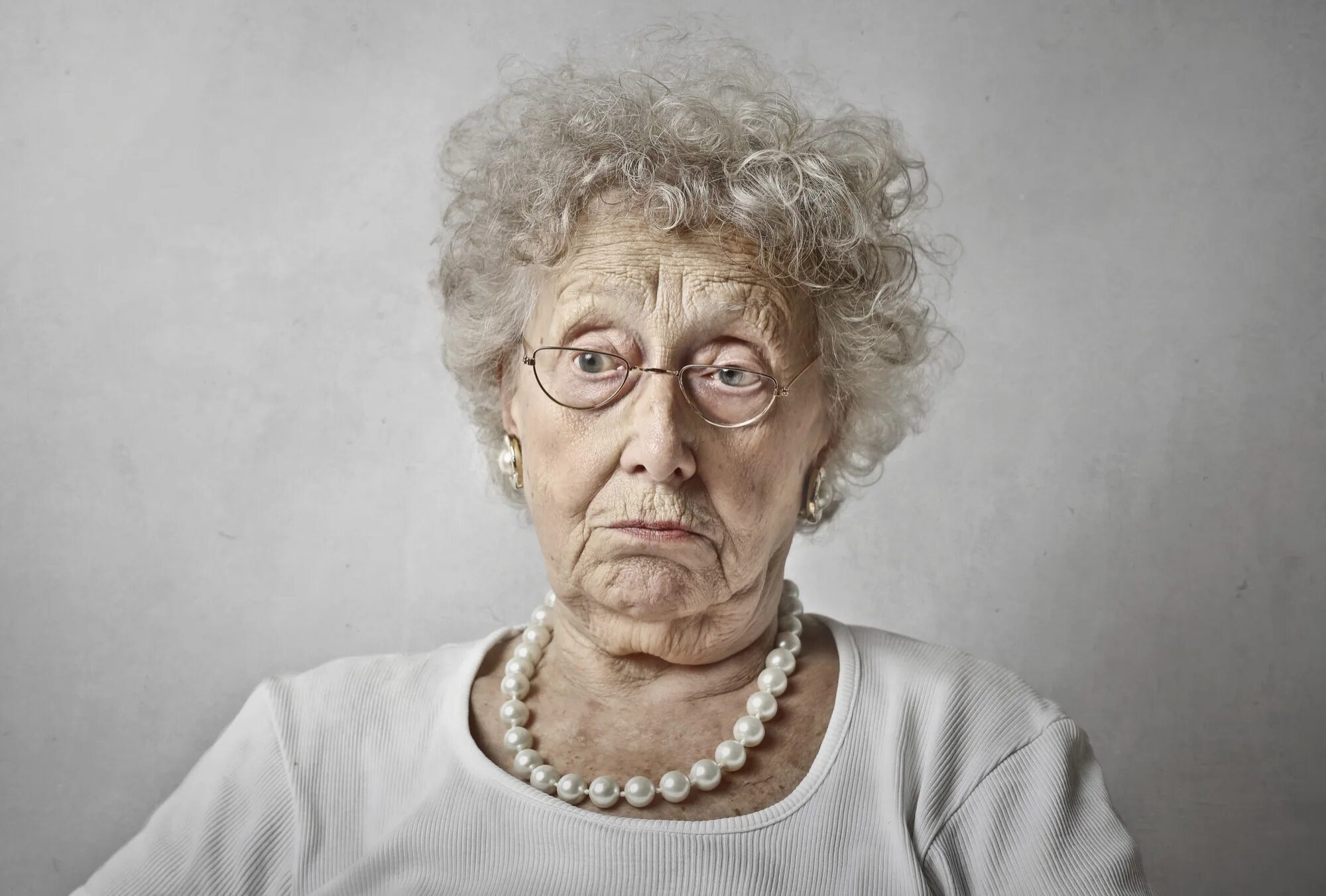 Злая бабушка. Пенсионерка. Девушка женщина бабушка. Пожилые женщины с открытым ртом.
