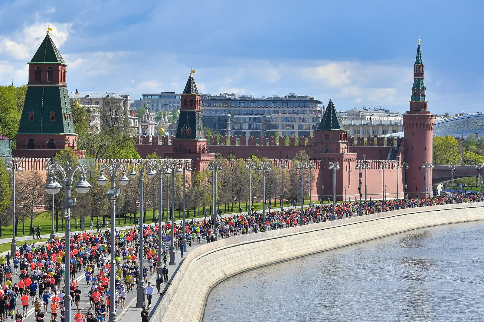 Речные прогулки по москве. Туристы в москве. Центральная улица сан франциско. Челябинск 4к. Достопримечательности москвы парк зарядье.