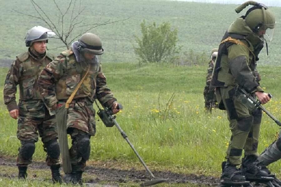 Саперы специальность. Связисты и саперы. солдат сапер. сапер в армии. минеры саперы.