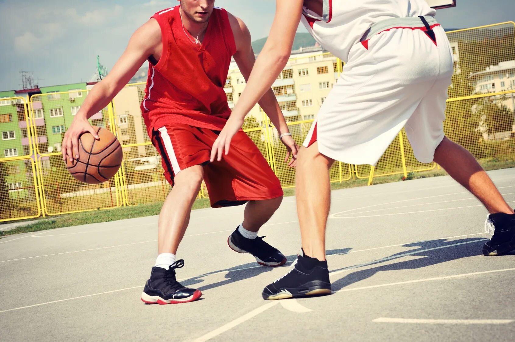 My friend plays basketball than me. Баскетбол молодежь. Описание фотографии спорт. Одежда баскетболиста в жизни. Баскетбол на пляже.