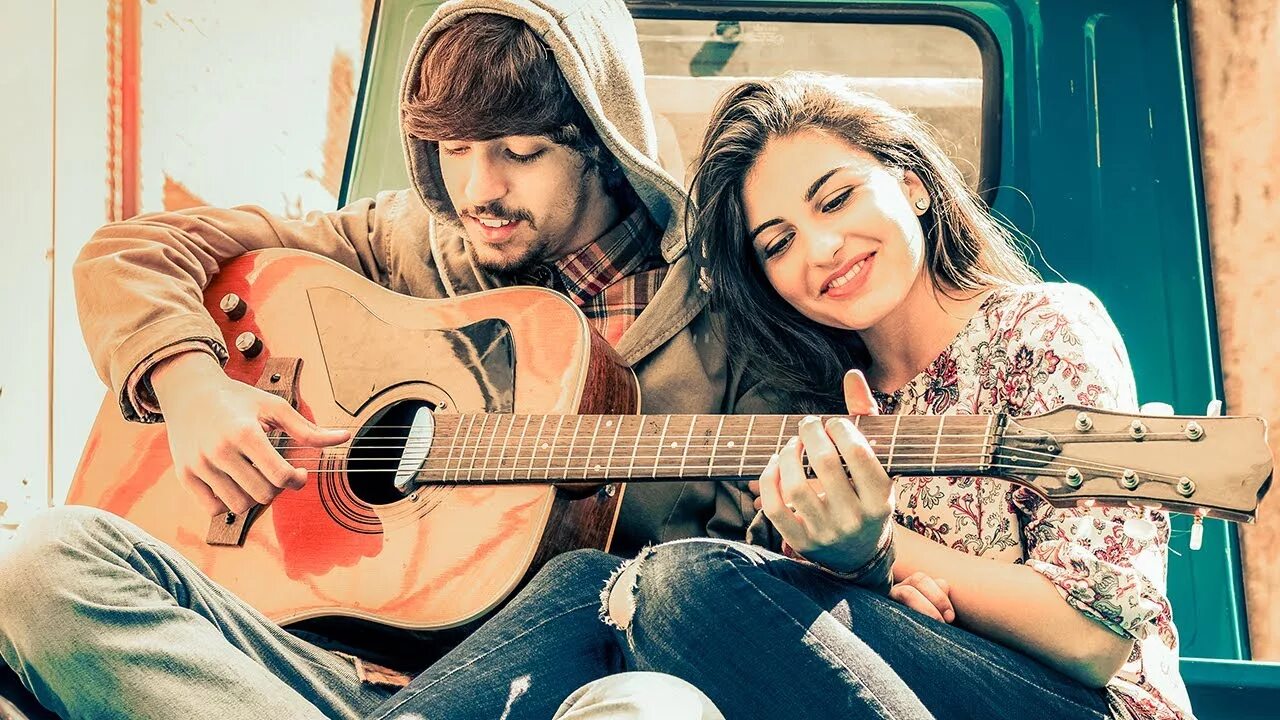 Влюбленные с гитарой. Playing love. Влюбленные парочки. She loves me. She loves playing.