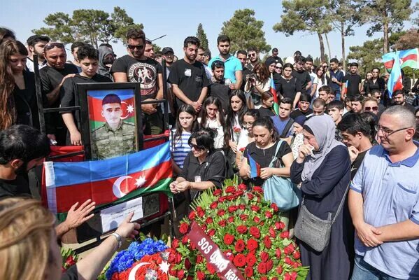 Умершие в азербайджане. Азербайджан люди. Армения люди. Похороны азербайджанских солдат. Могилы в Азербайджане.