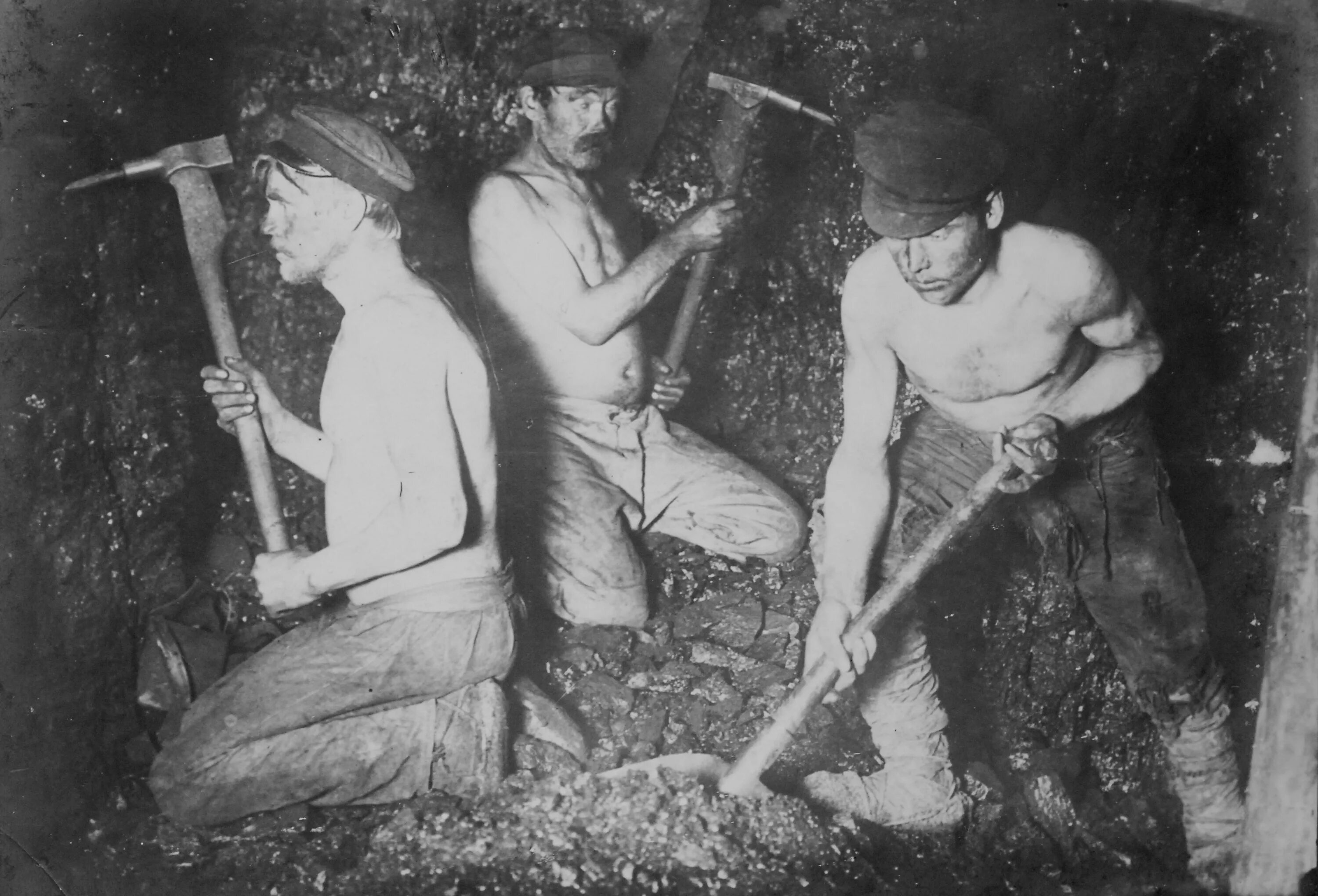 Западная вирджиния восстание шахтеров. Первые шахтеры. Горняк в шахте. Шахтеры кузбасса в годы войны. Угольные шахты 19 век.