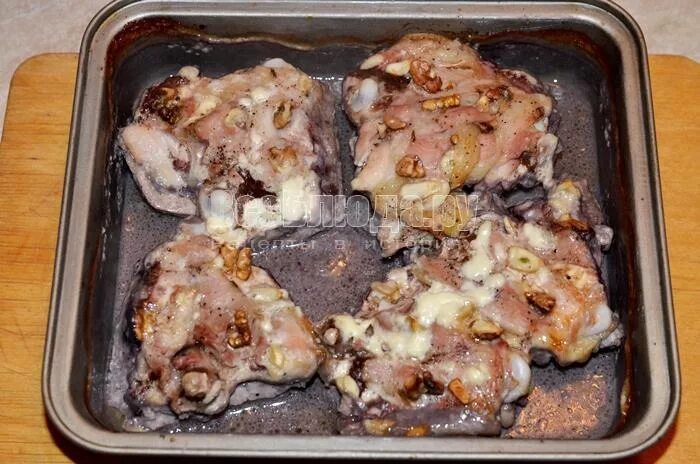 сколько времени готовить курицу в духовке. куриные бедра на решетке в духовке. обжаренное мясо выкладываем на противень. бедрышки на соли в духовке. куриные бедра в духовке.