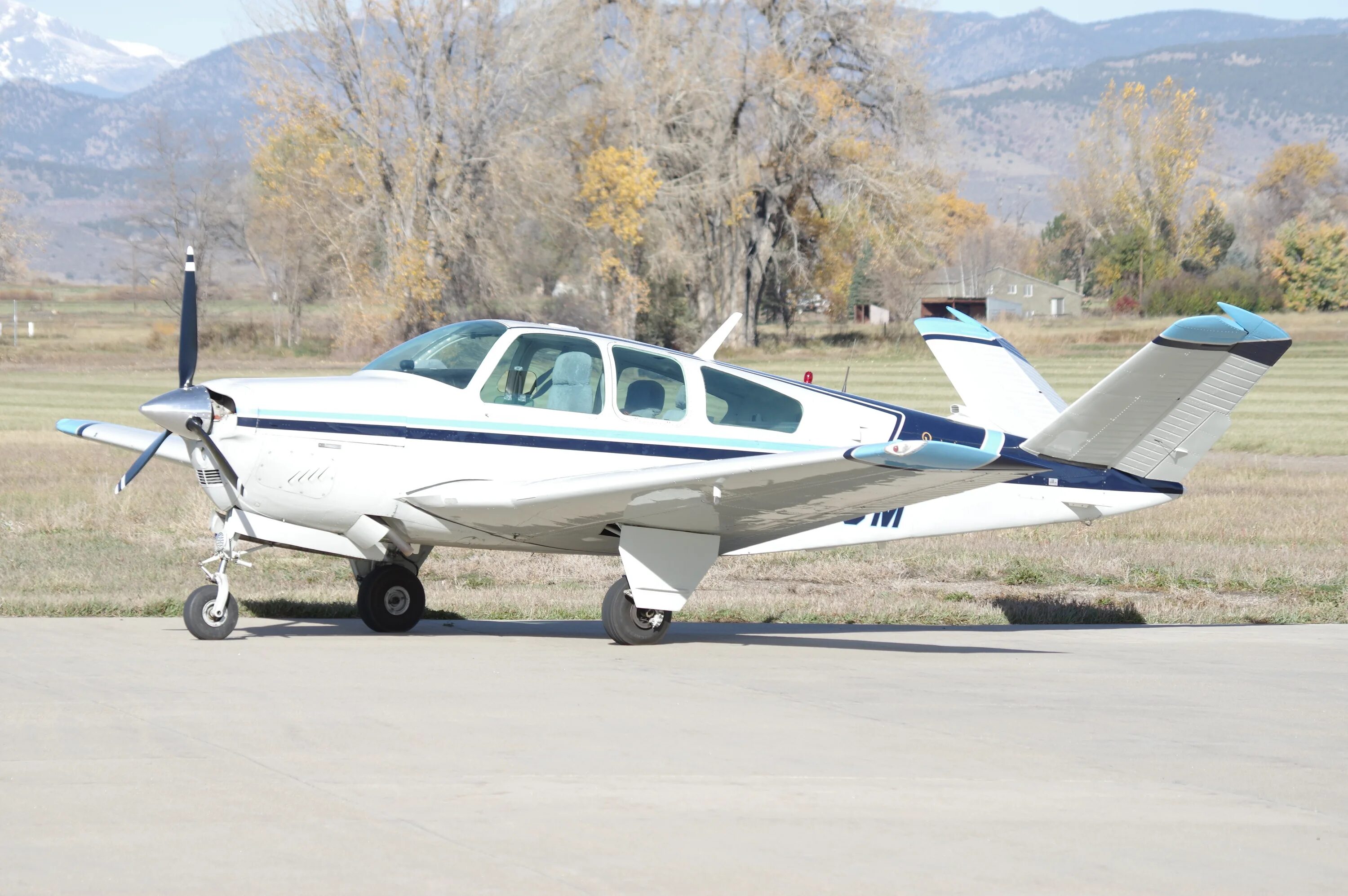 Bonanza 9 scatters. Beech v35b Bonanza. Beechcraft Bonanza 1950. Beechcraft v35b Bonanza New Propeller. Бичкрафт f35 ra01300.