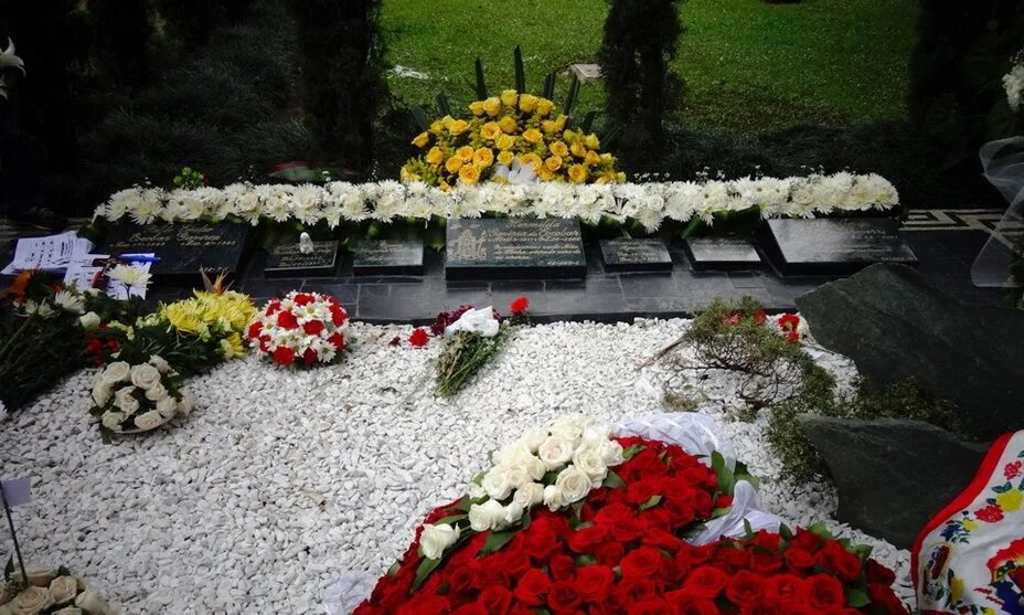 Могила пабло эскобара пабло. Кладбище где пабло эскобар. Могила пабло эскобара пабло. Могила пабло эскобара пабло. Похороны пабло эскобара.