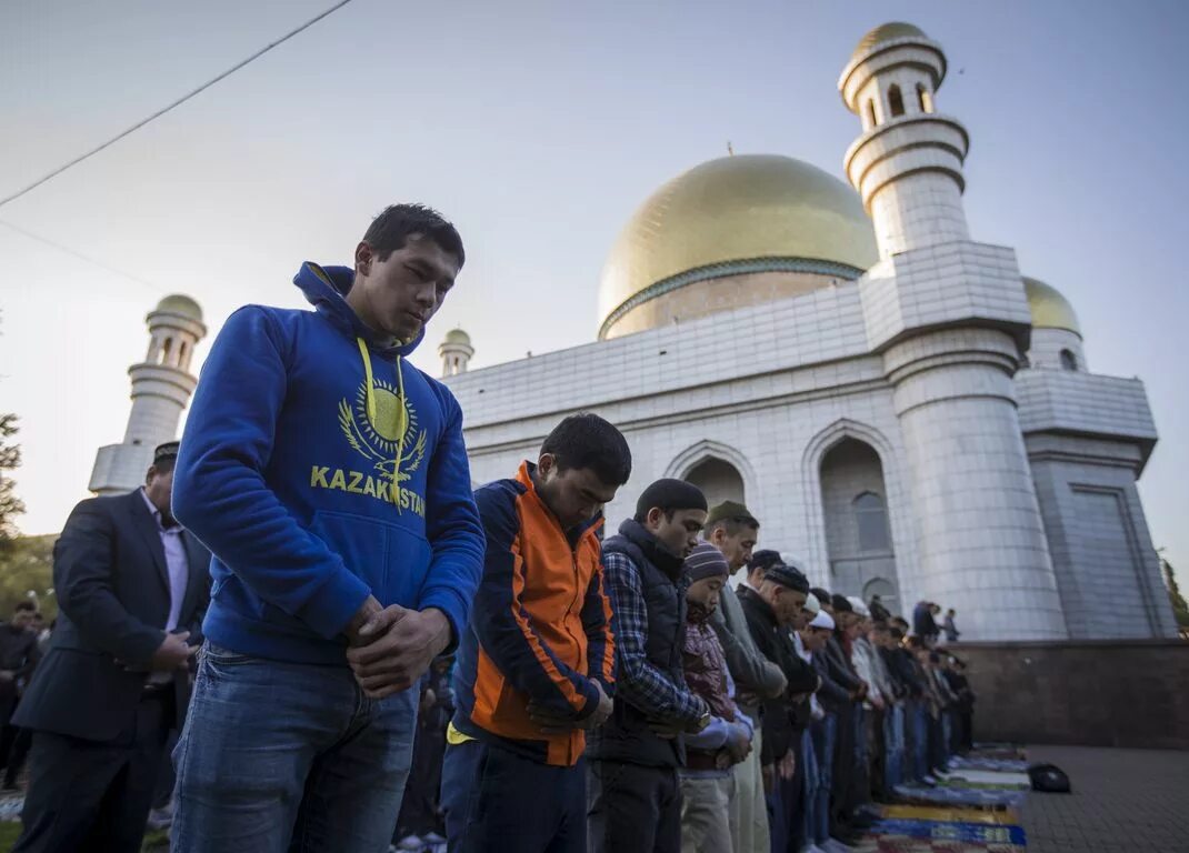 Казахи мусульмане. Молодёжь в Исламе. Казахи в мечети. Возрождение казахстана