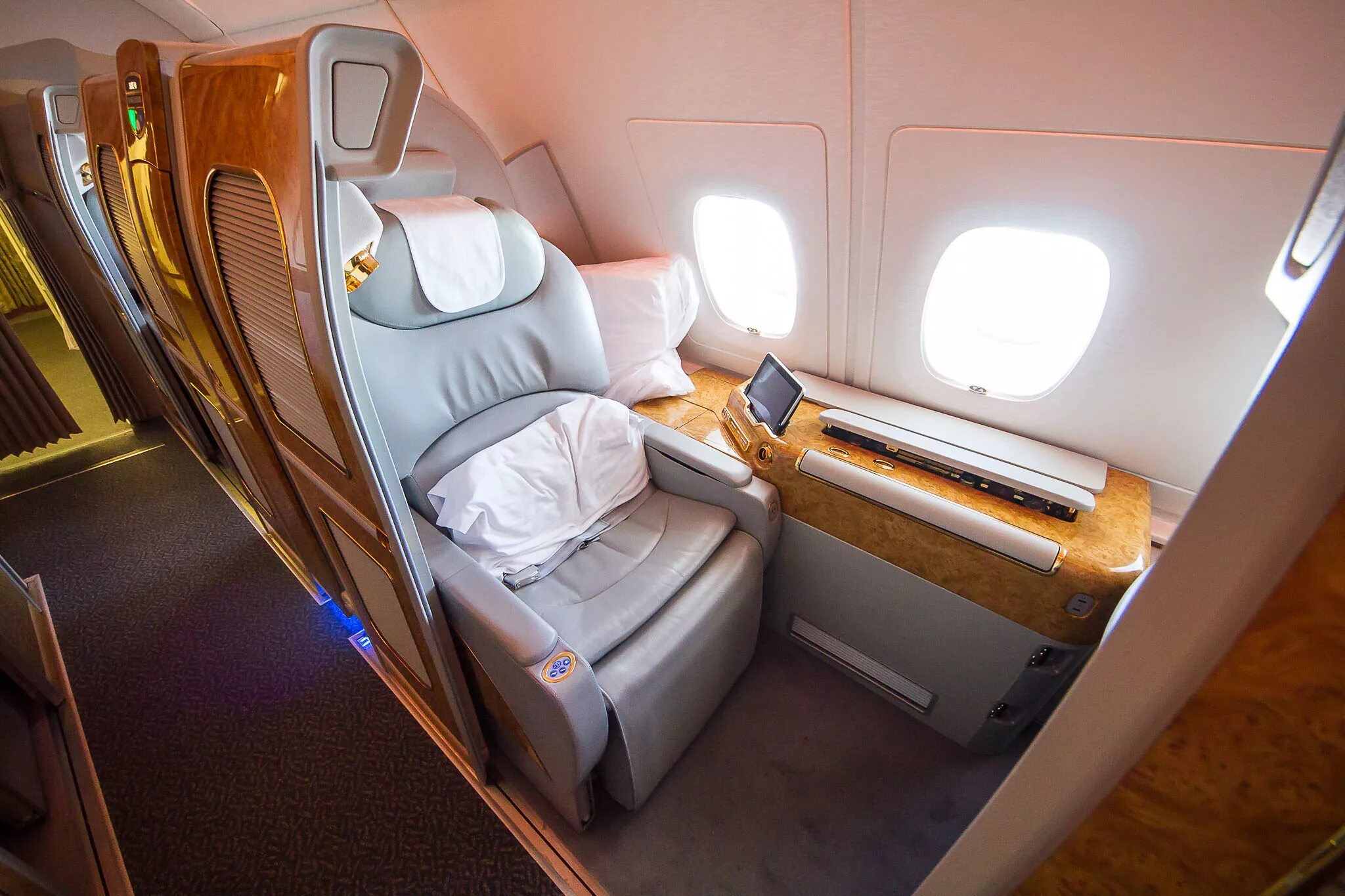 First class отзывы. Airbus a380 Emirates первый класс. Первый класс Эмирейтс а380. Первый класс Emirates a380. Бизнес класс Эмирейтс а380.