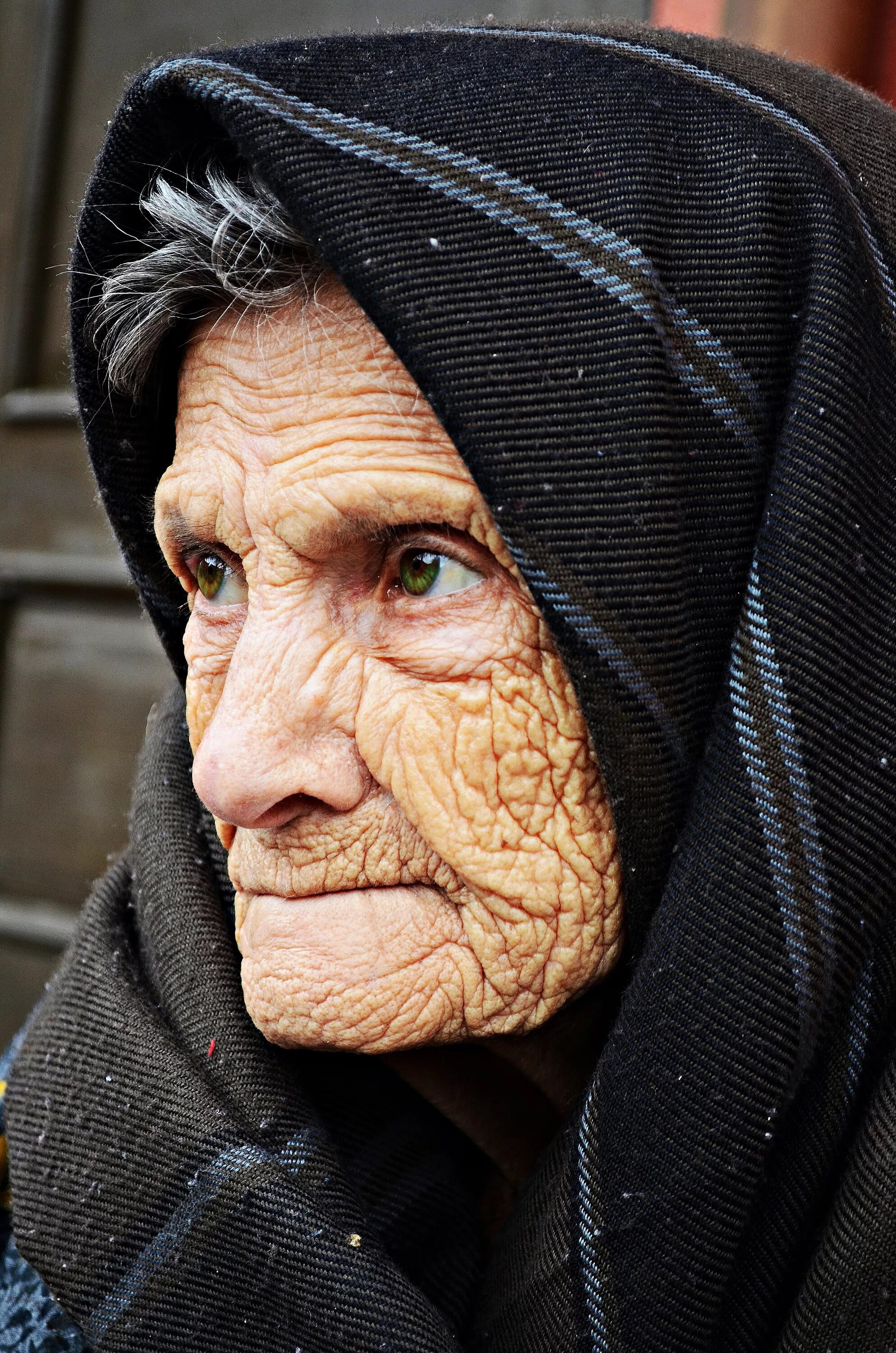 Загадочная бабушка. Старая женщина. Морщинистая женщина. Лицо пожилой женщины. Старая морщинистая женщина.