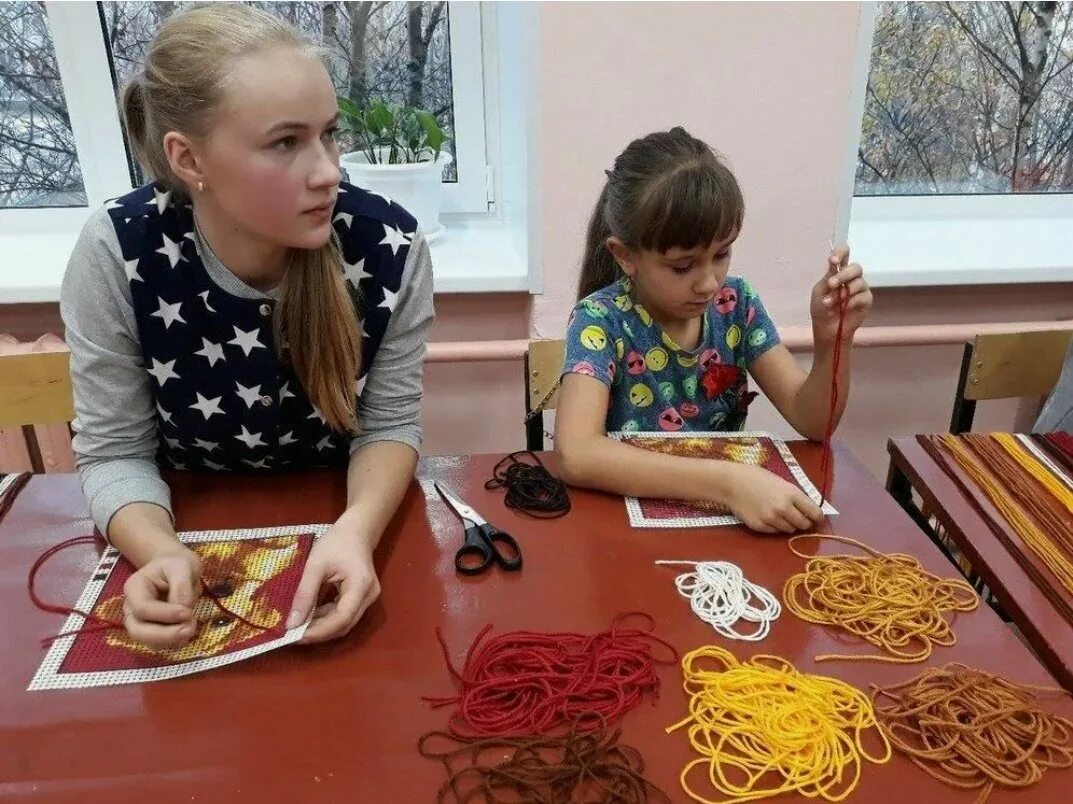 Декоративно-прикладное искусство для детей. Декоративно-прикладное искусство в школе. Картинки кружок декоративно-прикладного творчества. По декоративно прикладным искусствам кружок. По декоративно прикладным искусствам кружок.