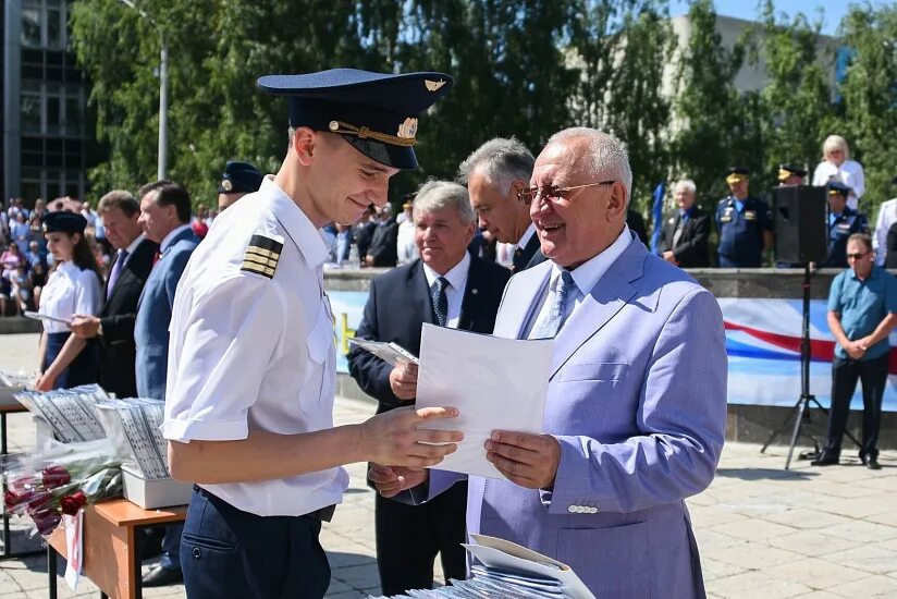 Ульяновский авиационный институт гражданской. Главного Маршала авиации б.п Бугаева Ульяновский институт. УВАУГА Ульяновск. Авиационное училище гражданской авиации Ульяновск.