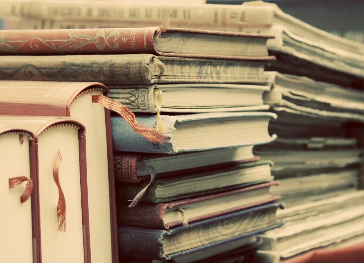 Люди в библиотеке. Фон книги. Стихи о любителях чтения книг. Интересные книги читать. Включи 2 книгу.