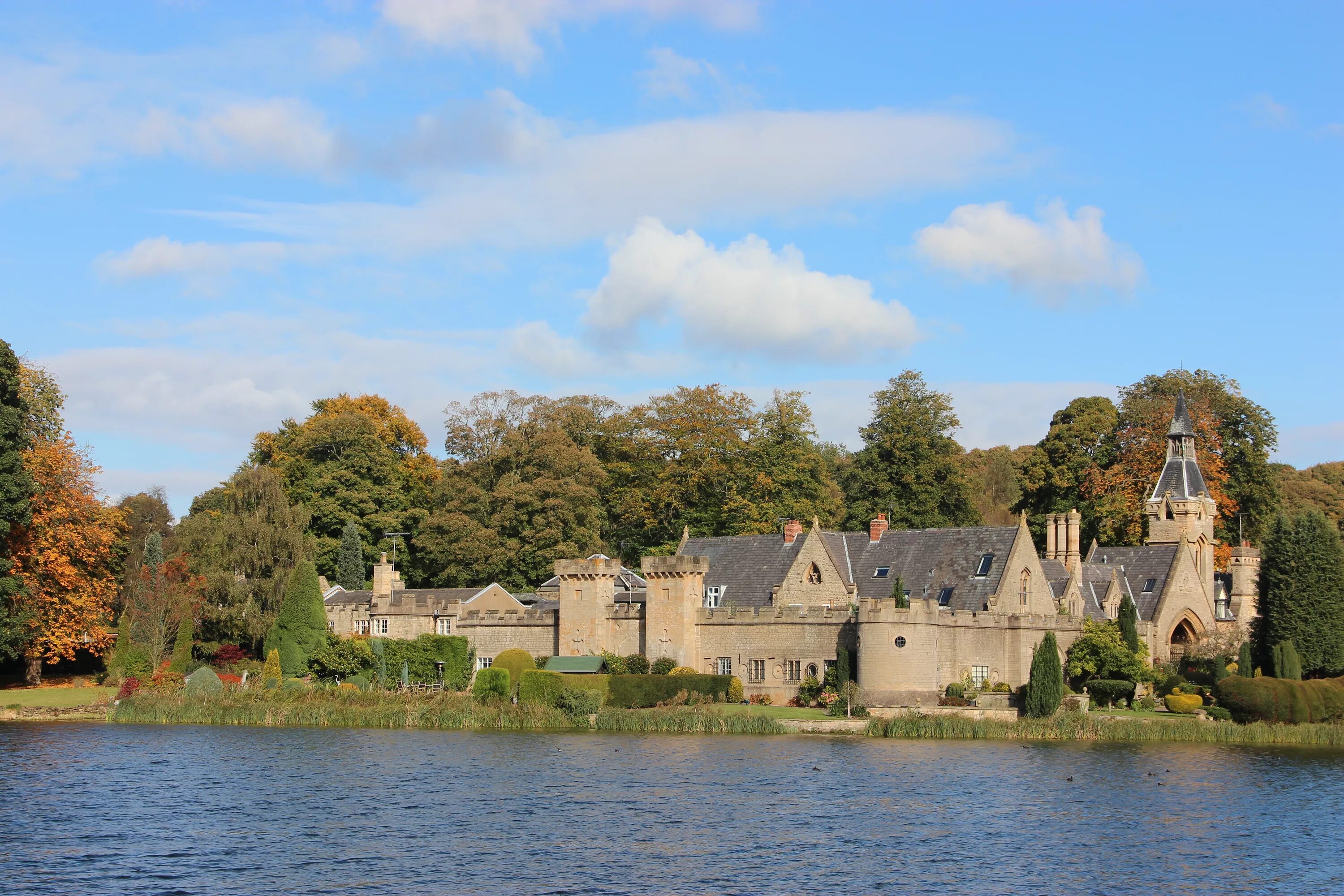 Дом байрон пермь. Дом байрона. Тринити-колледж кембридж. Дом байрона шермана. Ньюстед эбби поместье байрона.
