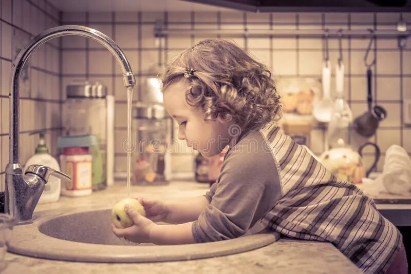 Мыть детскую посуду. Девочка моет девочку видео. Маленькая девочка моет посуду. Девочка моется. Девочка моет посуду.