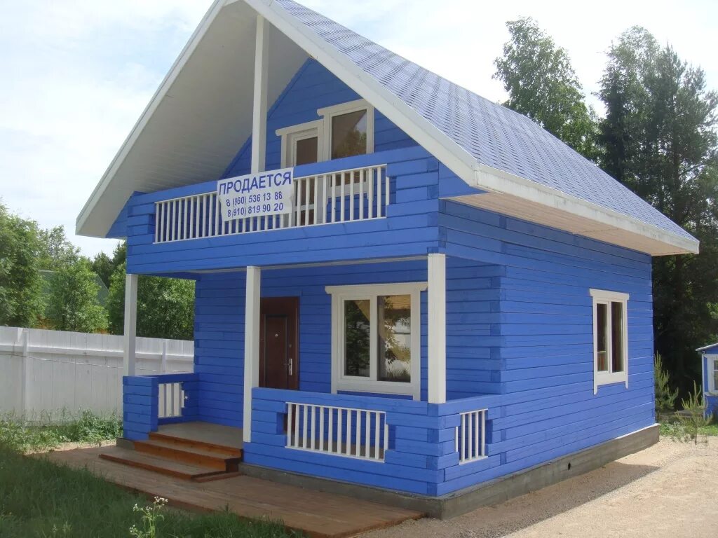 Синий дачный домик. Двухэтажный дачный домик. Голубой дом из бруса. Дачный дом синего цвета. Клеил домик