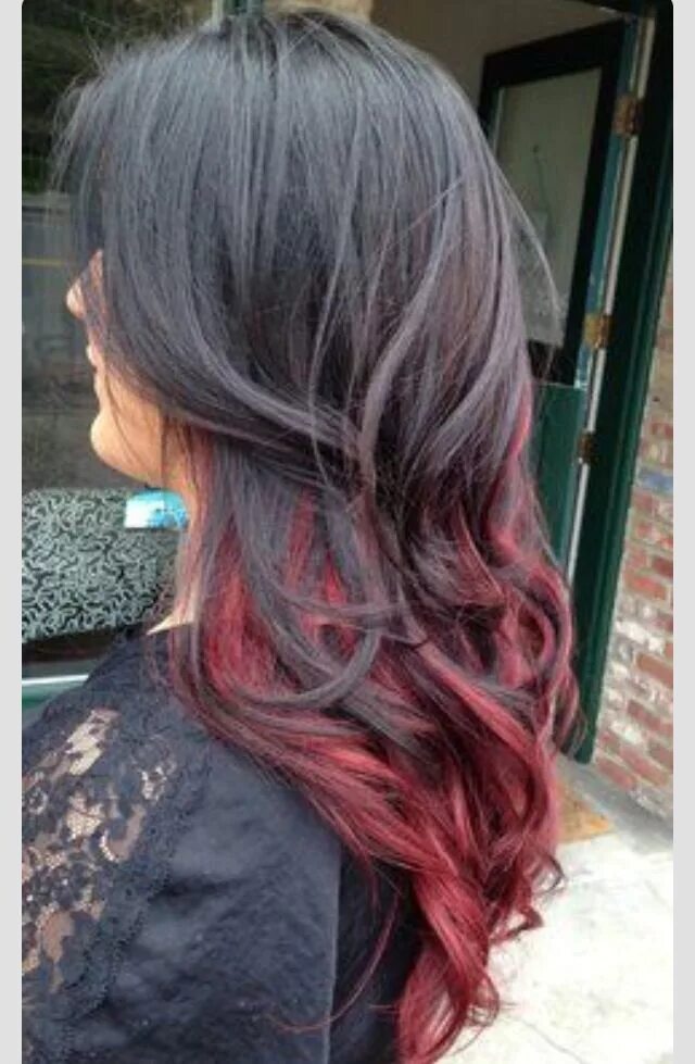 Черные волосы сверху. Красные пряди на темных волосах. Покраска волос с красными прядями. Красное мелирование на темные волосы. Пепельно красные волосы.