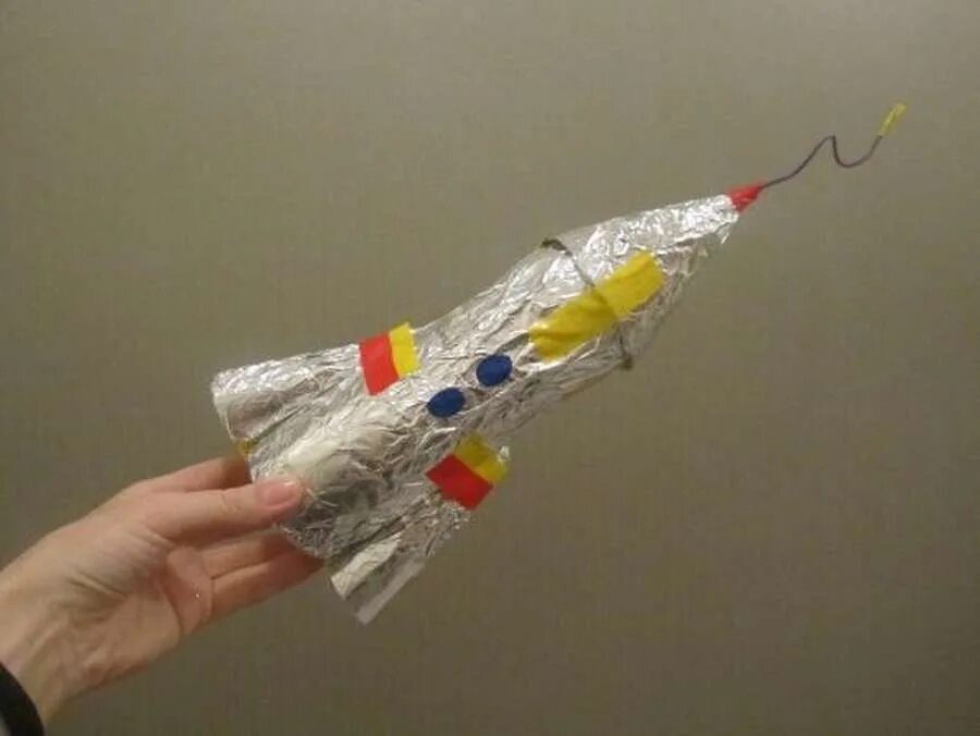 Ракета поделка. Космическая ракета поделка. Космический корабль поделка. Космический корабль из пластиковой бутылки. Ракета из фольги ко дню космонавтики