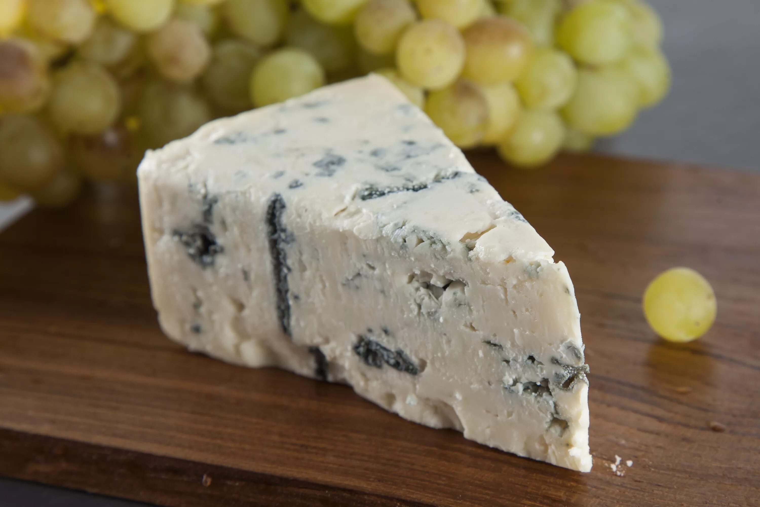 Почему сыр с плесенью. Сыр с плесенью Роял чиз. Роял чиз сыр с голубой плесенью. Сыр Роял чиз 60% "калория". Сыр Роял чиз с голубой.