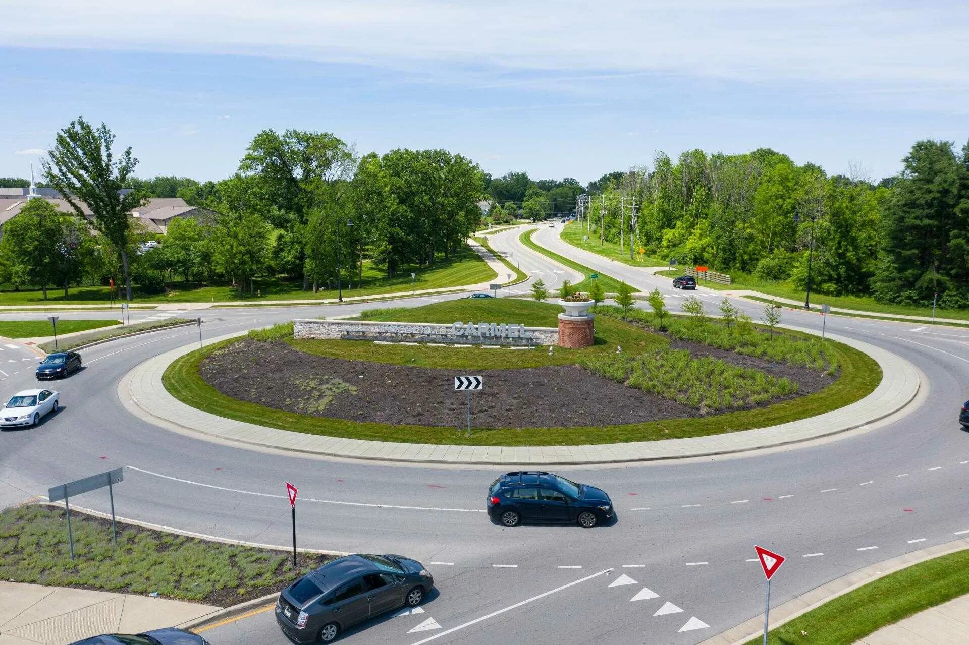 Roundabout кольцевой перекрёсток. Дорожное кольцо. Кольцо дорожное движение. Круговое движение. По кольцевой трассе 68 кругов