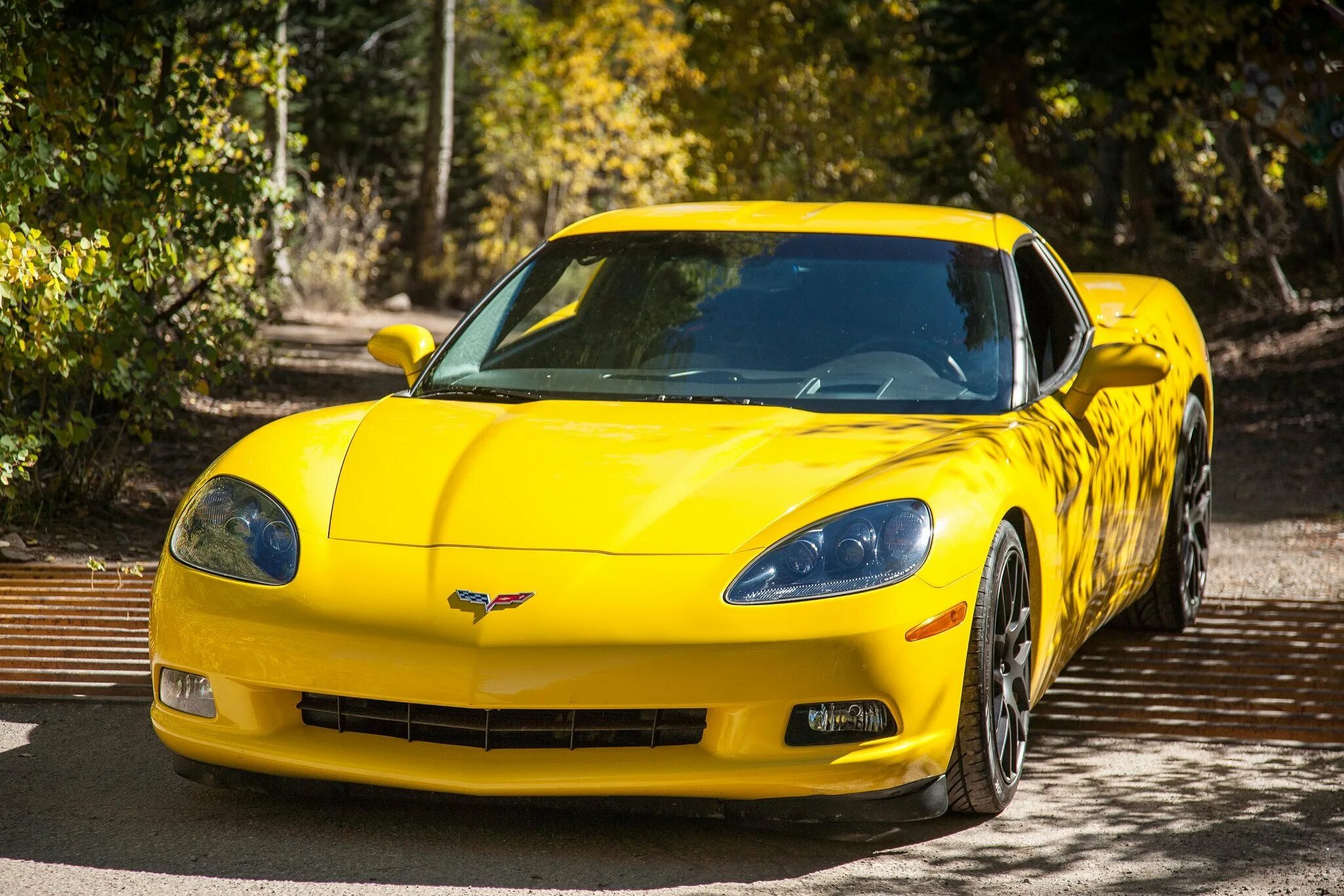 Какая машина у мажора в 1. Chevrolet Corvette c6. Chevrolet Corvette c6 Cabrio. Chevrolet Corvette c6 желтый. Chevrolet Corvette c6 Cabrio желтая.