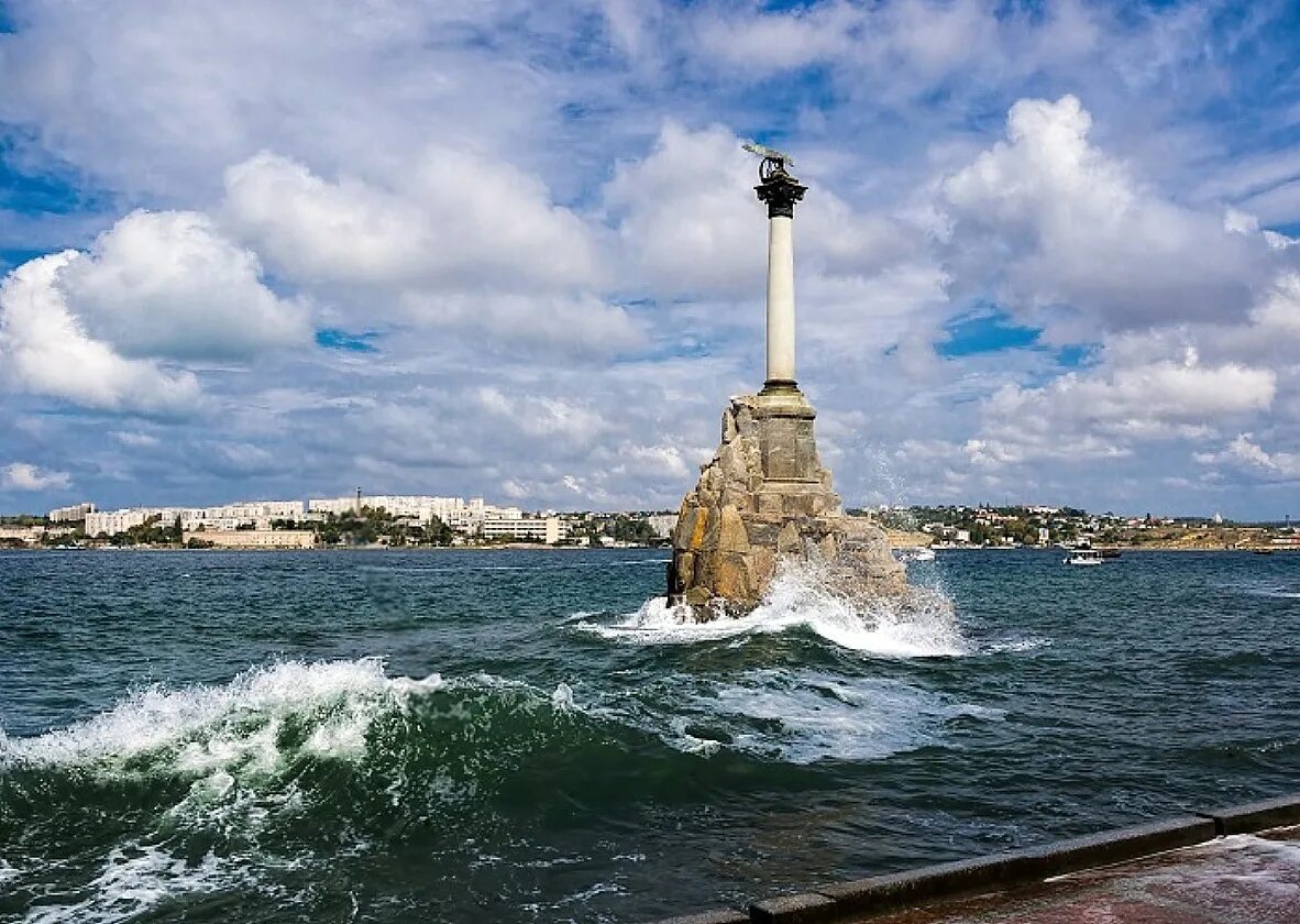 Крым город Севастополь. Севастополь памятник в море. Севастополь 1783. Памятник затопленным кораблям в Севастополе.