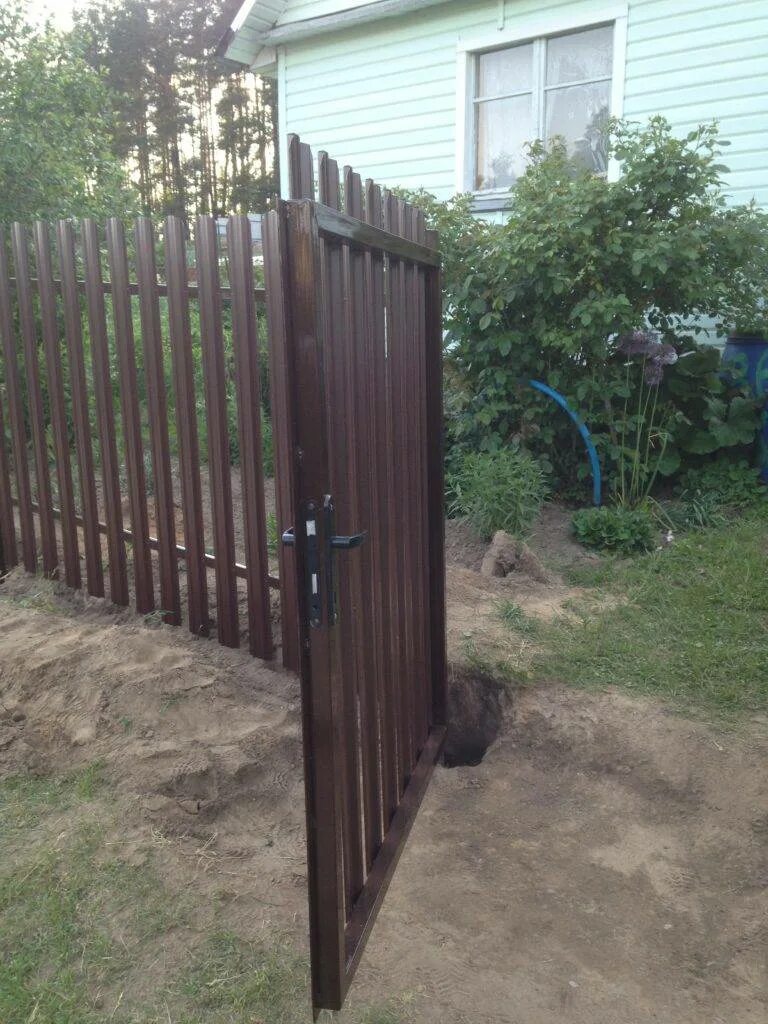Как сделать калитку из евроштакетника. Ворота из профильной трубы 40х20 и евроштакетника. калитка евроштакетник замок. калитка из штакетника металлического. калитка для забора из штакетника.