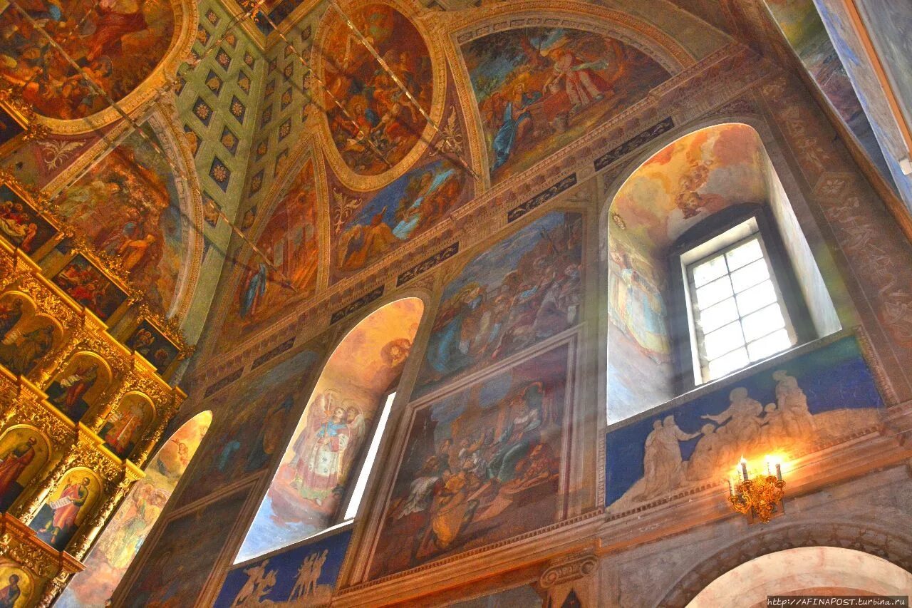 Углич спасо преображенский иконостас. Фреска в спасо преображенском соборе углич. Спасо-преображенский собор абакан иконостас. Преображенский собор соловецкого монастыря иконостас. Иконостас спасо преображенского собора.