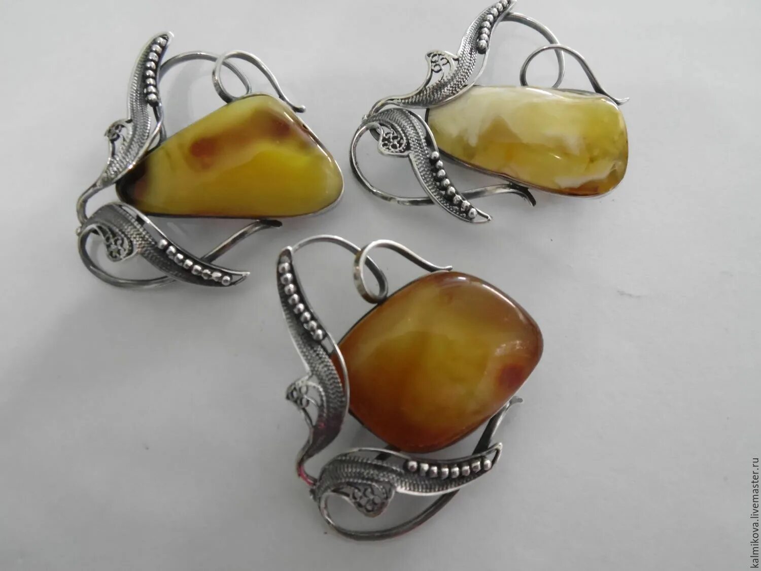 Серьги из серебра с янтарём микс 92906r149ac. Пейзажный янтарь ценность. Украшения с янтарем в серебре. Серьги флориана зелёный янтарь. Черненое серебро с янтарем.