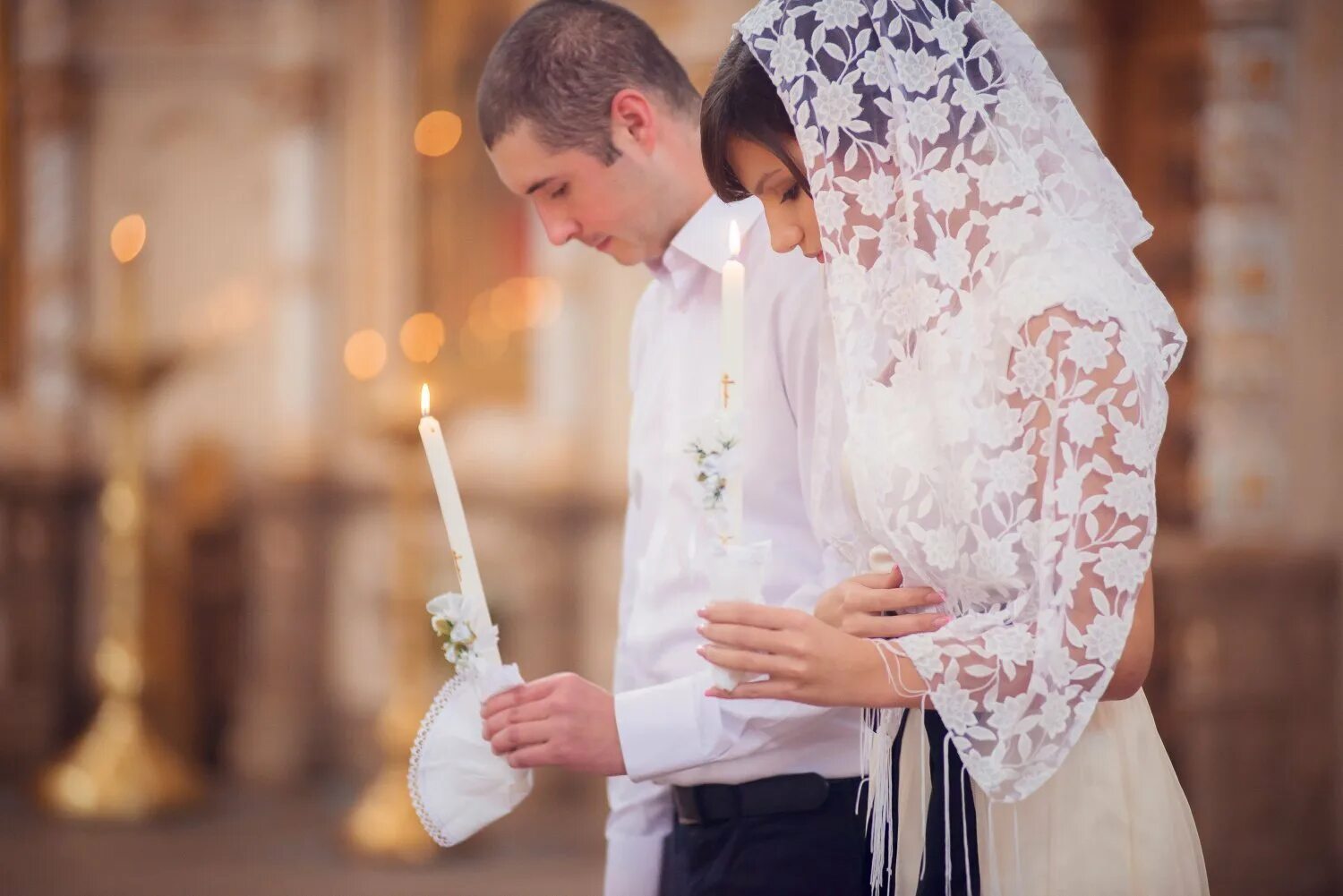 Красивое венчание. Свадьба в церкви. Венчальное платье. Венчание в церкви.