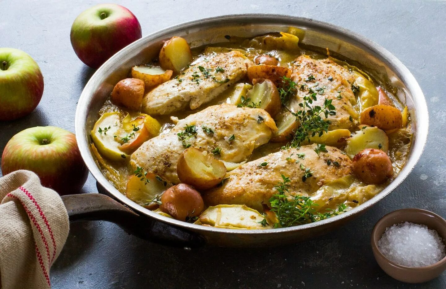 Картофель с курицей. Картошка по деревенски с курицей. Грудка с яблоками в духовке. Картофель тушеный с куриным филе.