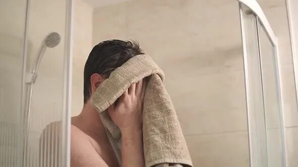 Мужчина моется. Твоя девушка. Человек в душе. Мужчина в душе. Мужчина после душа.