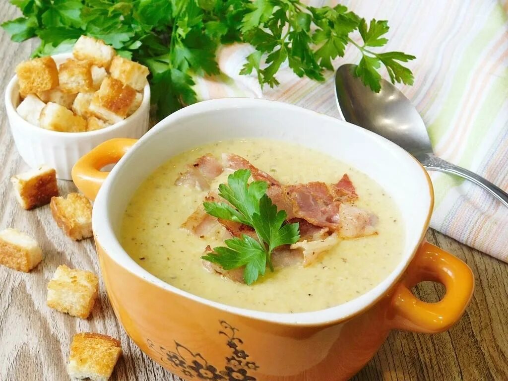 Суп пюре с беконом и сливками. Картофельный крем суп с беконом. суп пюре картофельный с беконом. гороховый суп-пюре с сухариками. крем суп с копченостями.