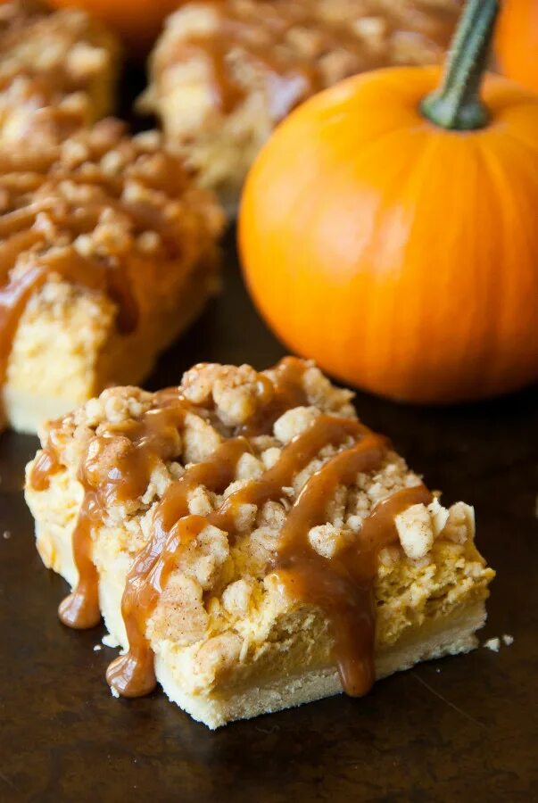 Тыквенно карамельный. Тыквенно карамельный кранч. Тыквенно карамельный. Десерт из тыквы. Торт с тыквой и карамелью.